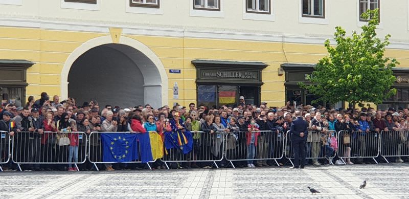update video foto liderii europeni primiți pe covorul roșu din piața mare. mii de sibieni îi așteaptă
