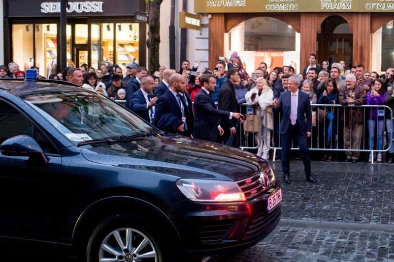 foto dacian cioloș s-a întâlnit la sibiu cu emmanuel macron. ce au discutat