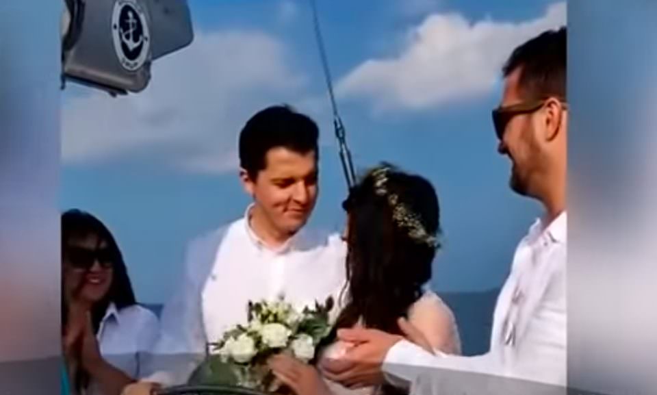 foto video - doi tineri din sibiu s-au căsătorit într-o locație inedită - pe mare într-un velier