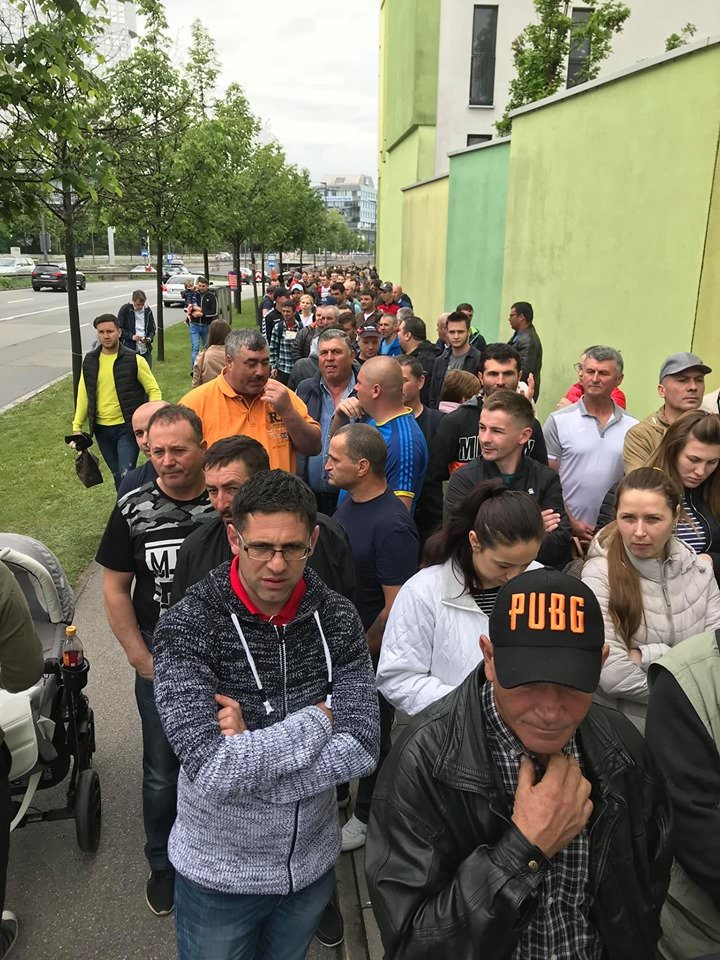 foto video - mii de români stau la coadă să voteze la munchen - se intonează imnul româniei și bug mafia