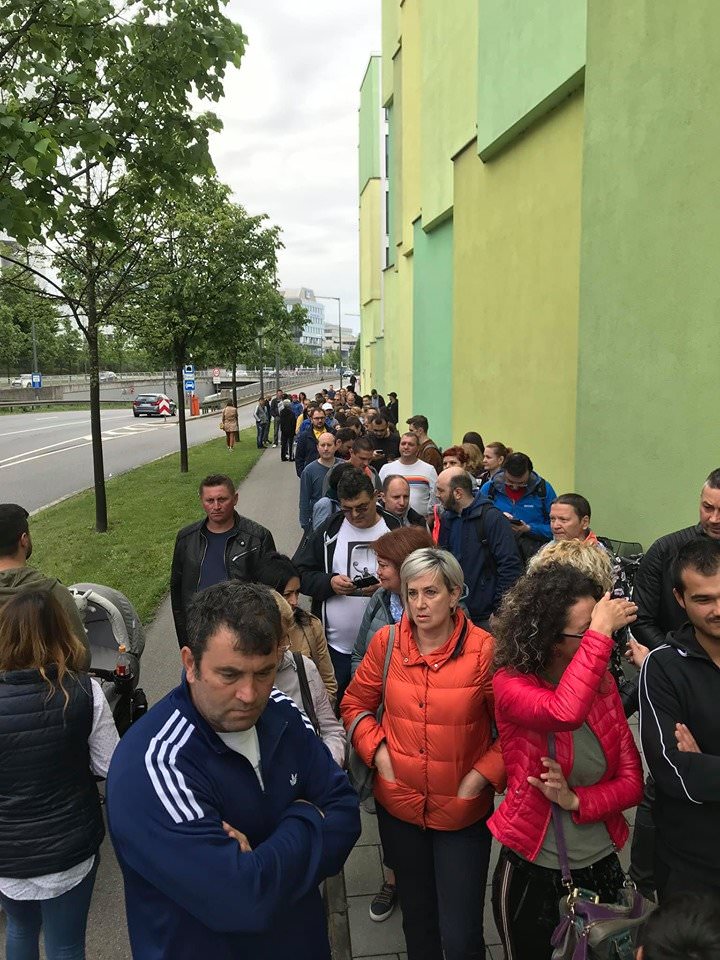 foto video - mii de români stau la coadă să voteze la munchen - se intonează imnul româniei și bug mafia