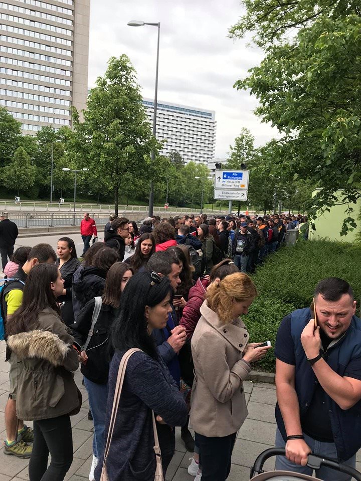 foto video - mii de români stau la coadă să voteze la munchen - se intonează imnul româniei și bug mafia