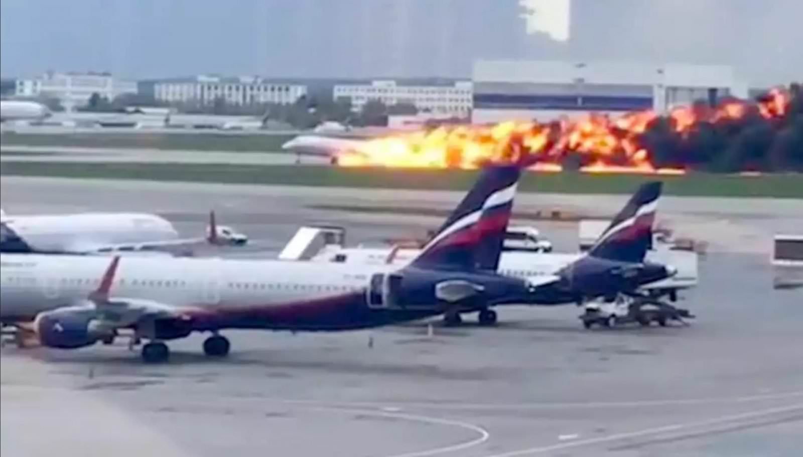 video foto cel puțin 13 morți după ce un avion a luat foc și a aterizat la moscova