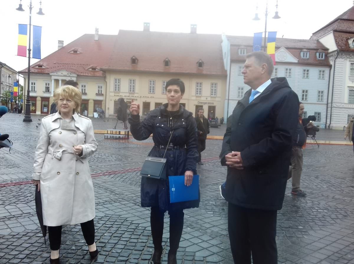 video foto preşedintele iohannis s-a fotografiat cu jurnaliştii în piaţa mare