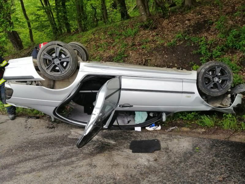 FOTO Accident în pantă la Tocile - Doi răniți după ce s-au răsturnat cu mașina