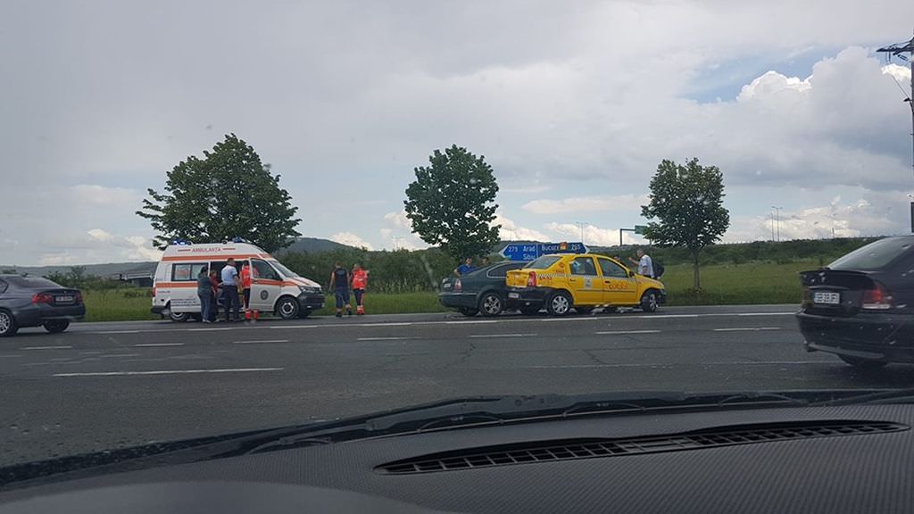 foto accident la intresecția dn1 cu drumul spre cisnădie - un taxi a intrat într-o mașină