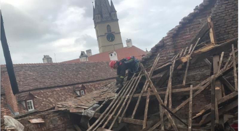 pericol: acoperișul unei case de pe mitropoliei o ia la vale - pompierii intervin