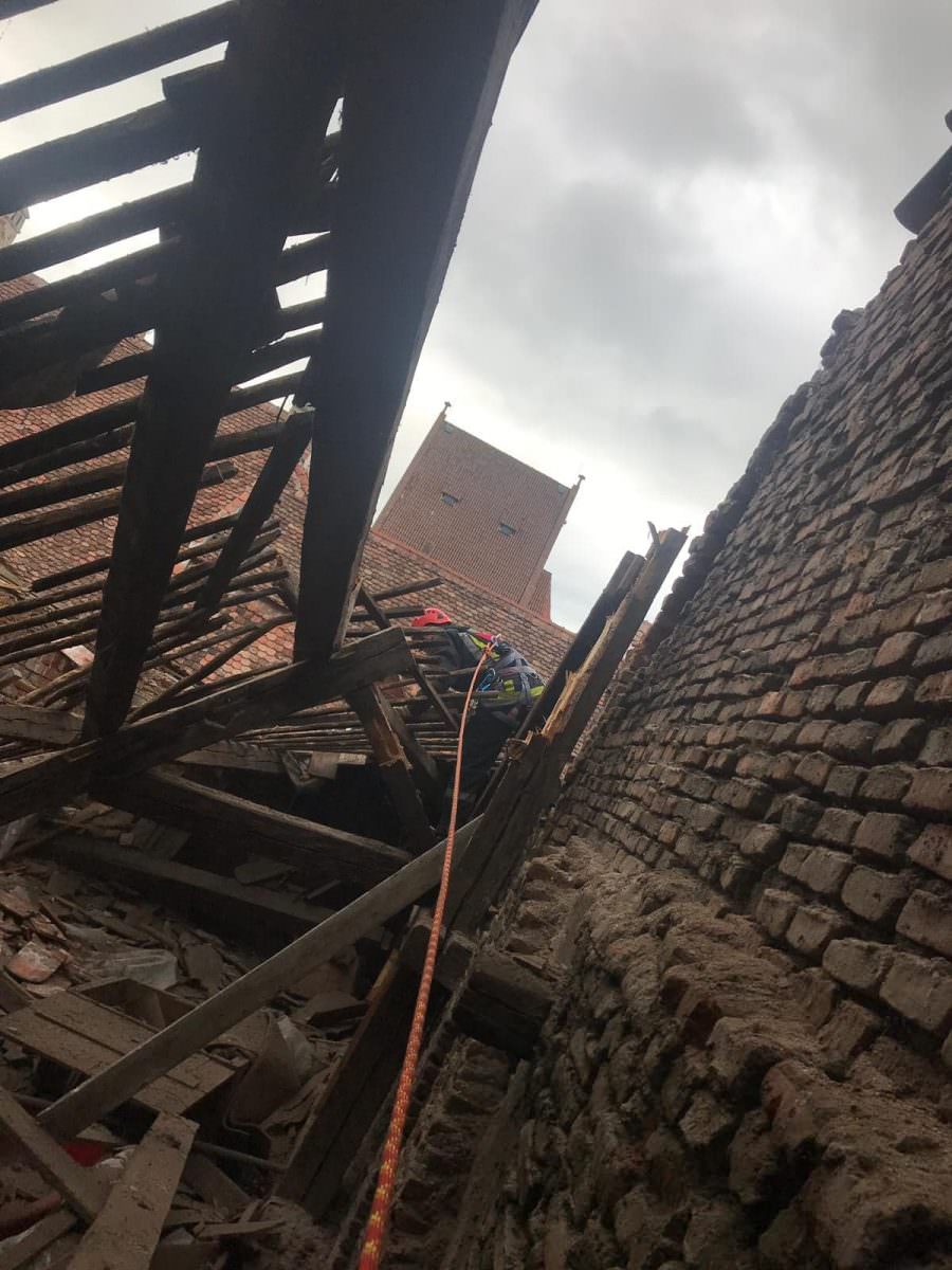 pericol: acoperișul unei case de pe mitropoliei o ia la vale - pompierii intervin