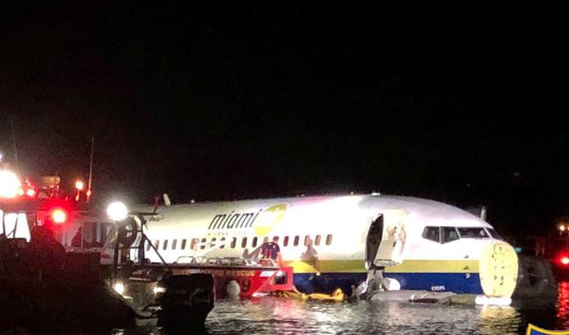video foto avion aterizat într-un râu - peste douăzeci de pasageri au fost răniți