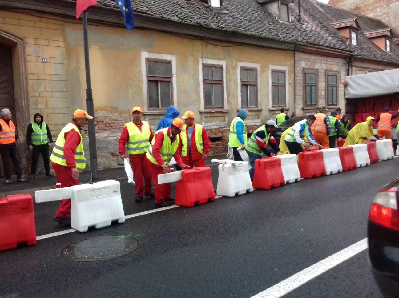 video foto – culoarul pentru delegațiile de la summit, aproape finalizat – se circulă greu pe alba iulia