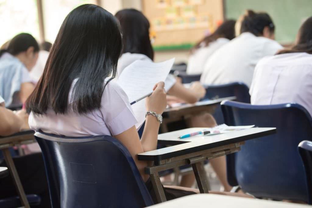 elevii de a 8-a din sibiu au susţinut proba la matematică a evaluarii naţionale - 211 elevi au chiulit de la examen