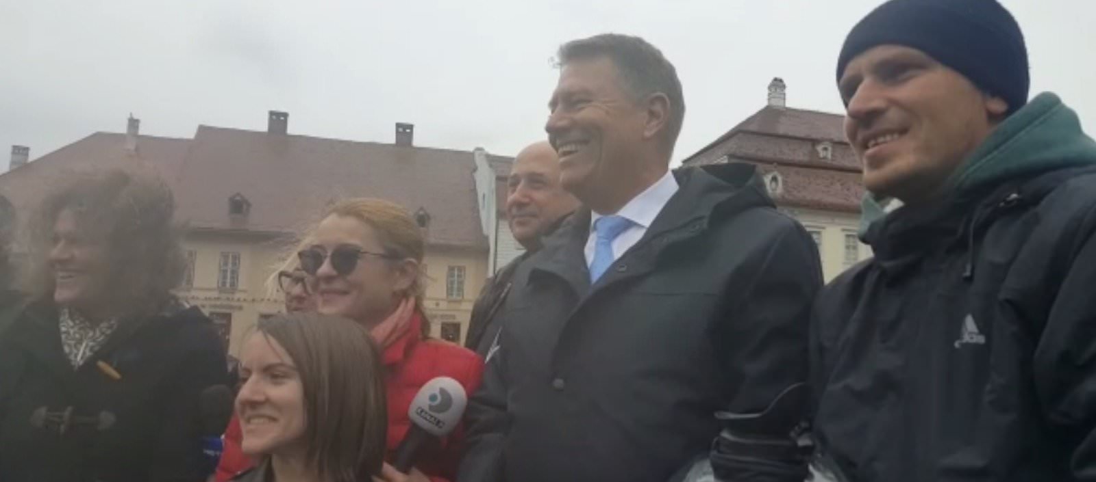 video foto preşedintele iohannis s-a fotografiat cu jurnaliştii în piaţa mare