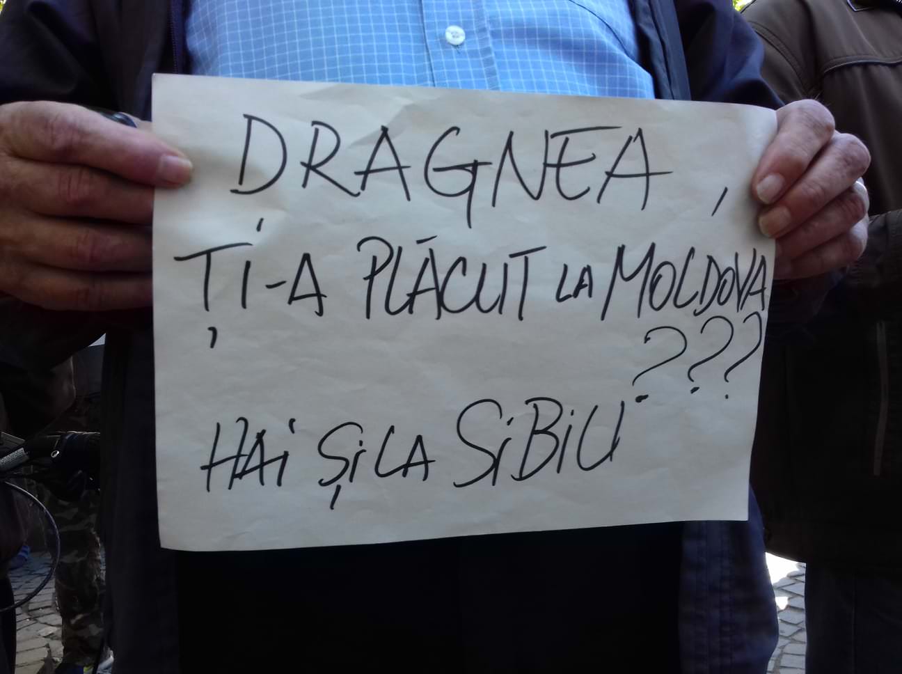 video foto „dragnea, ţi-a plăcut la moldova? hai şi la sibiu!” - protest anti-psd