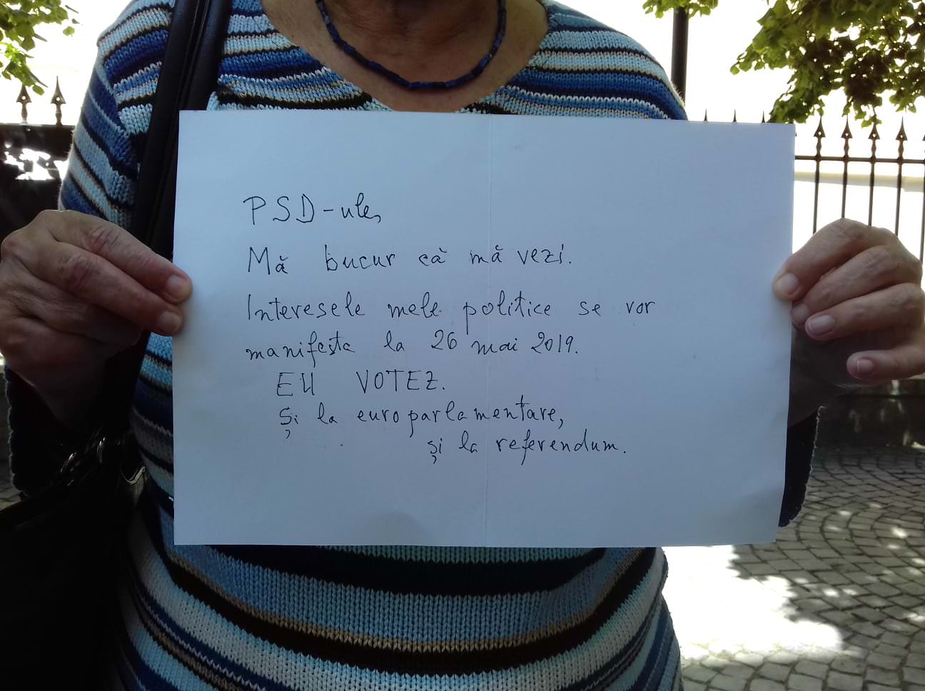 exclusiv foto sibianca care îi răspunde şefului psd sibiu: nu mă plăteşte nimeni să protestez
