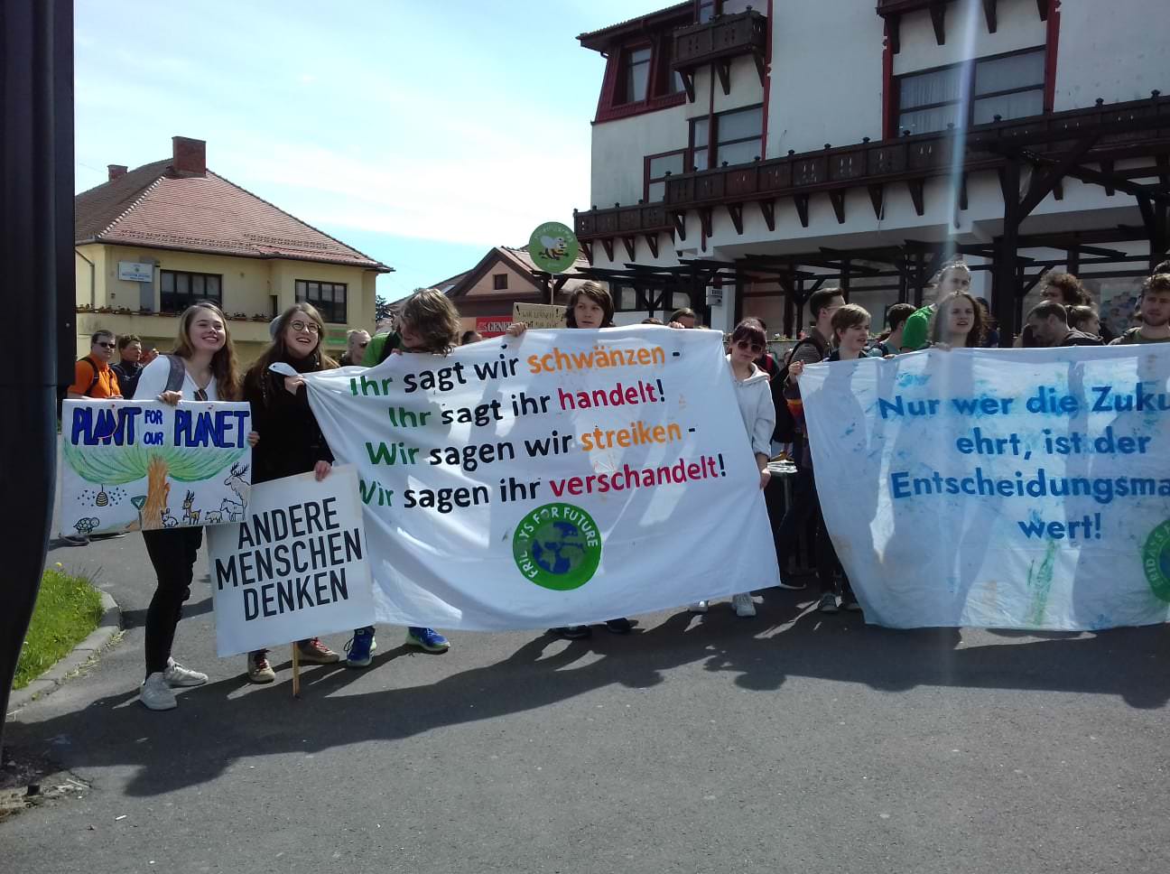 update video foto greenpeace protestează la sibiu în ziua summit-ului ue