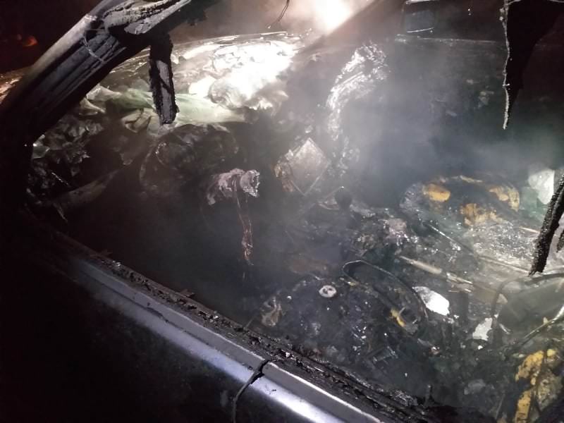update foto mașină în flăcări pe rusciorului - intervin pompierii