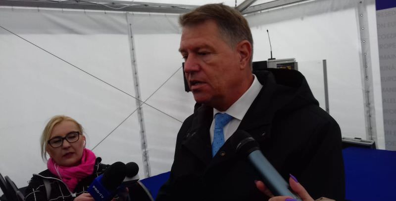 video foto preşedintele iohannis s-a fotografiat cu jurnaliştii în piaţa mare