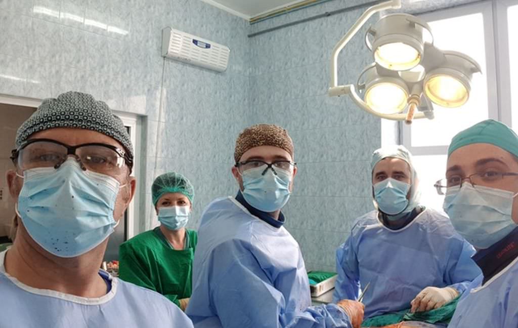 foto – intervenție chirurgicală complexă la județean – primul transplant osos după zece ani la sibiu