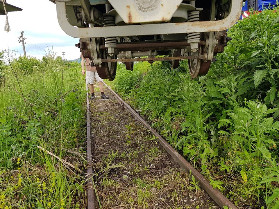 foto mocănița de pe valea hârtibaciului, mai bogată cu trei vagoane - mai este nevoie de o locomotivă