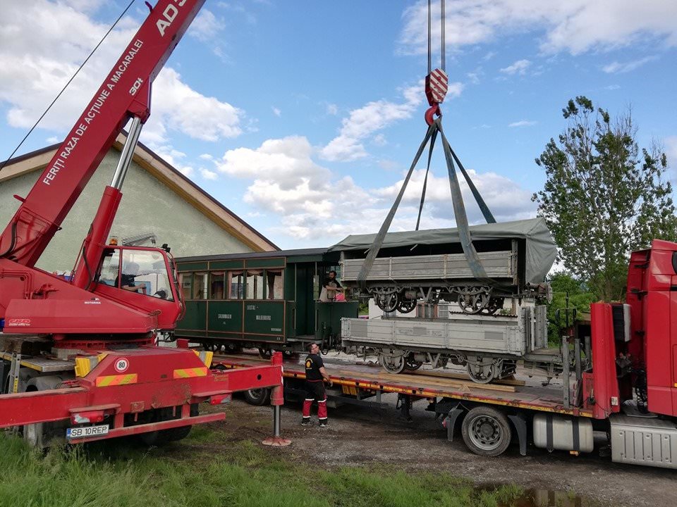 foto mocănița de pe valea hârtibaciului, mai bogată cu trei vagoane - mai este nevoie de o locomotivă