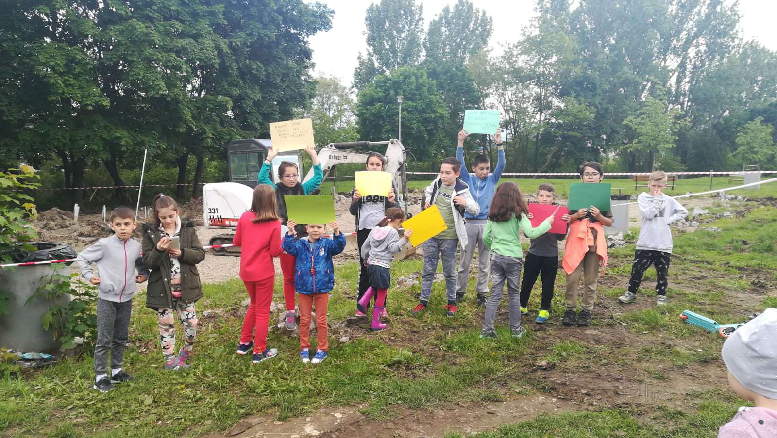 video foto – zeci de copii protestează la locul de joacă demolat în valea săpunului – cu pancarte în fața utilajelor!