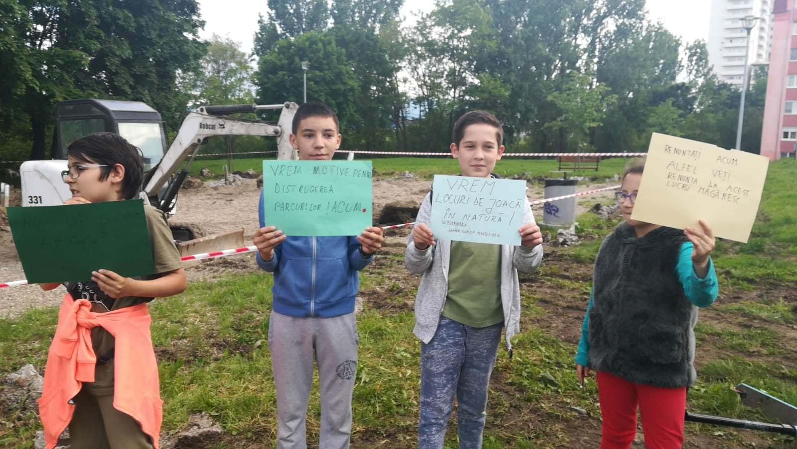 video foto – zeci de copii protestează la locul de joacă demolat în valea săpunului – cu pancarte în fața utilajelor!