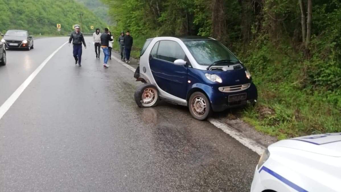 foto accident pe valea oltului - două mașini s-au ciocnit - unul dintre șoferi era beat