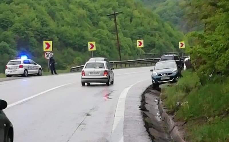 foto accident pe valea oltului - două mașini s-au ciocnit - unul dintre șoferi era beat