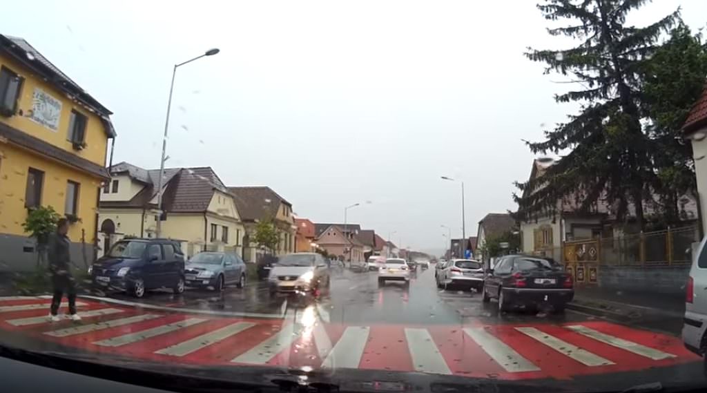 video la un pas de moarte – un pieton era să fie lovit de un șofer vitezoman la sibiu
