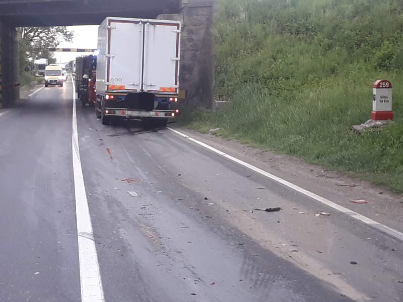 foto accident la tălmaciu pe dn7 cu două mașini si un autocamion implicate