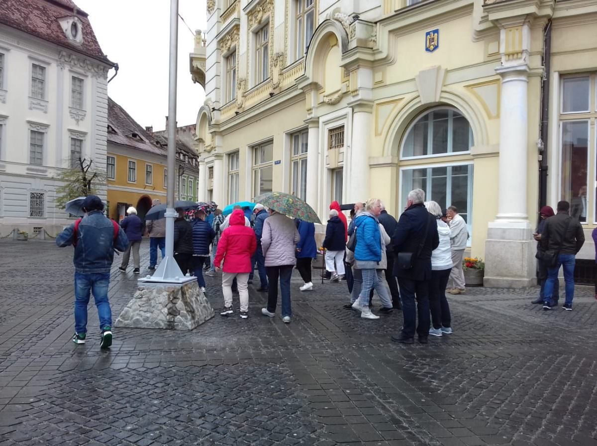 foto iohannis i-a transmis de la sibiul lui dăncilă că nu o poate invita la summit - ”nu e rea voință...”