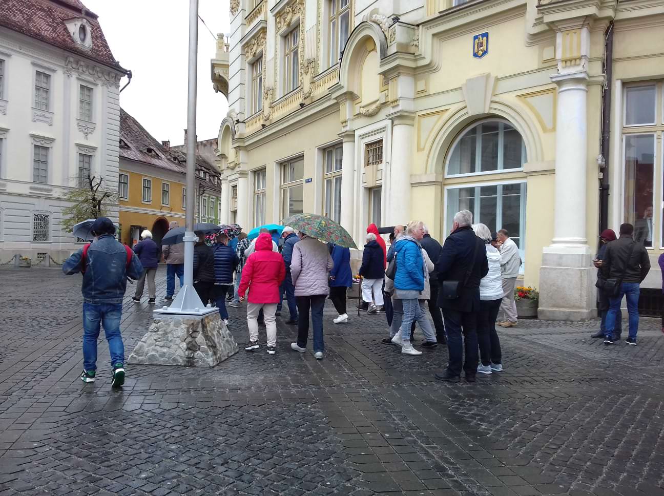 VIDEO FOTO Pregătirile pentru Summit - Iohannis în inspecție la Primărie și Brukenthal - Se pun garduri pe Bălcescu