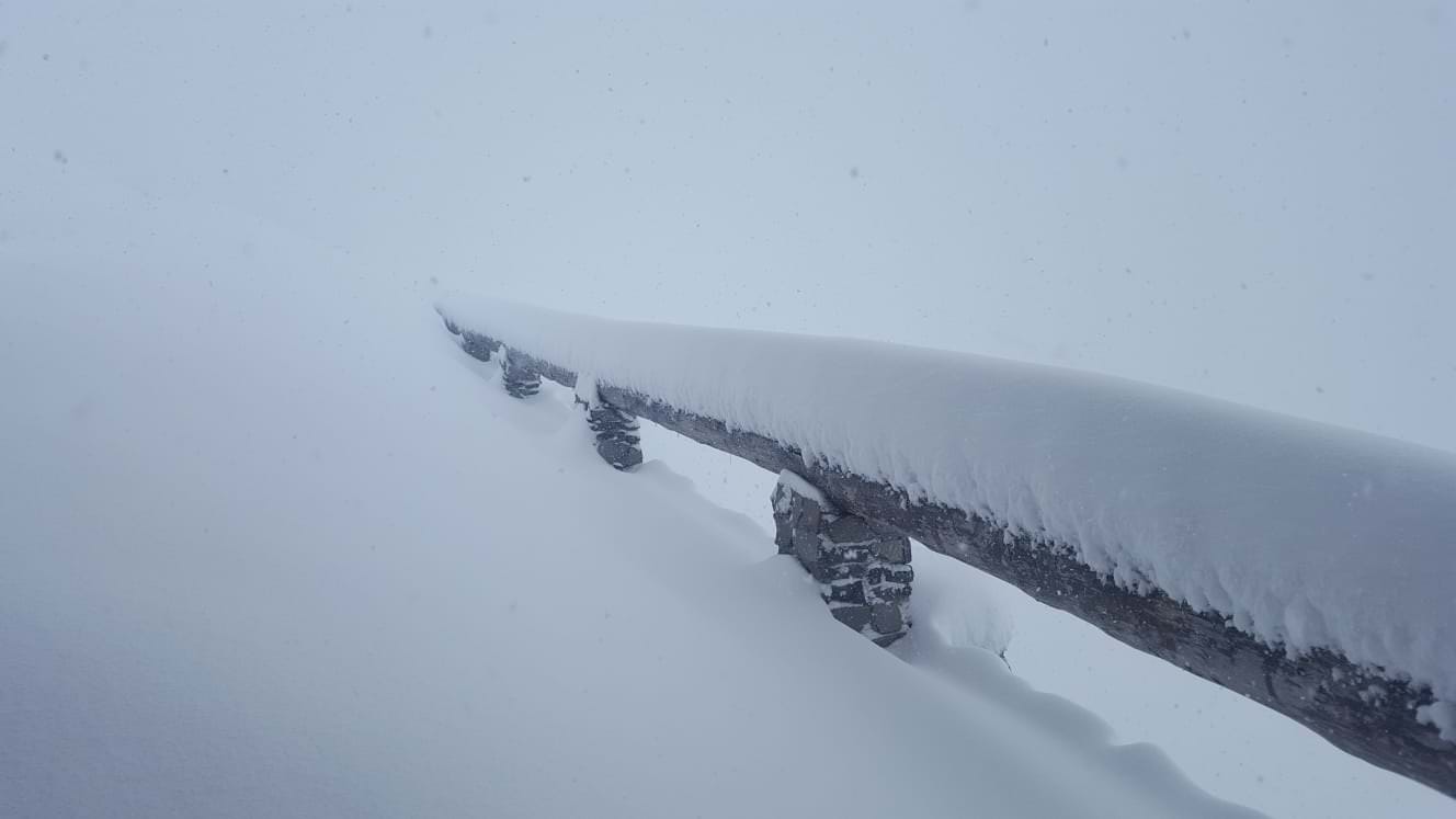 update video foto - ninge puternic la bâlea lac - și la păltiniș e iarnă din nou. sibiul lovit de un val de frig