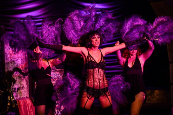 foto: iubire decadentă, senzualitate și extravaganță în ”mon cabaret noir”