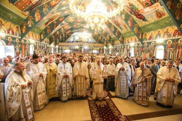 foto s-a sfințit biserica din vasile aron . carabulea, trihenea și presecan, ctitori