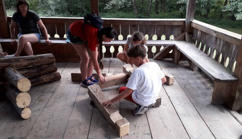 copiii învață să asambleze instrumente muzicale din lemn la atelierele cnm astra