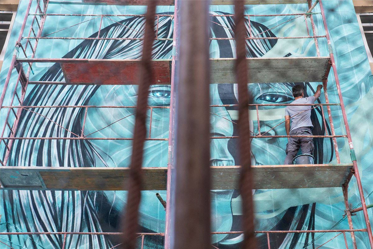 foto sibiul, mai colorat ca niciodată – artiștii stradali dau viață clădirilor din oraș
