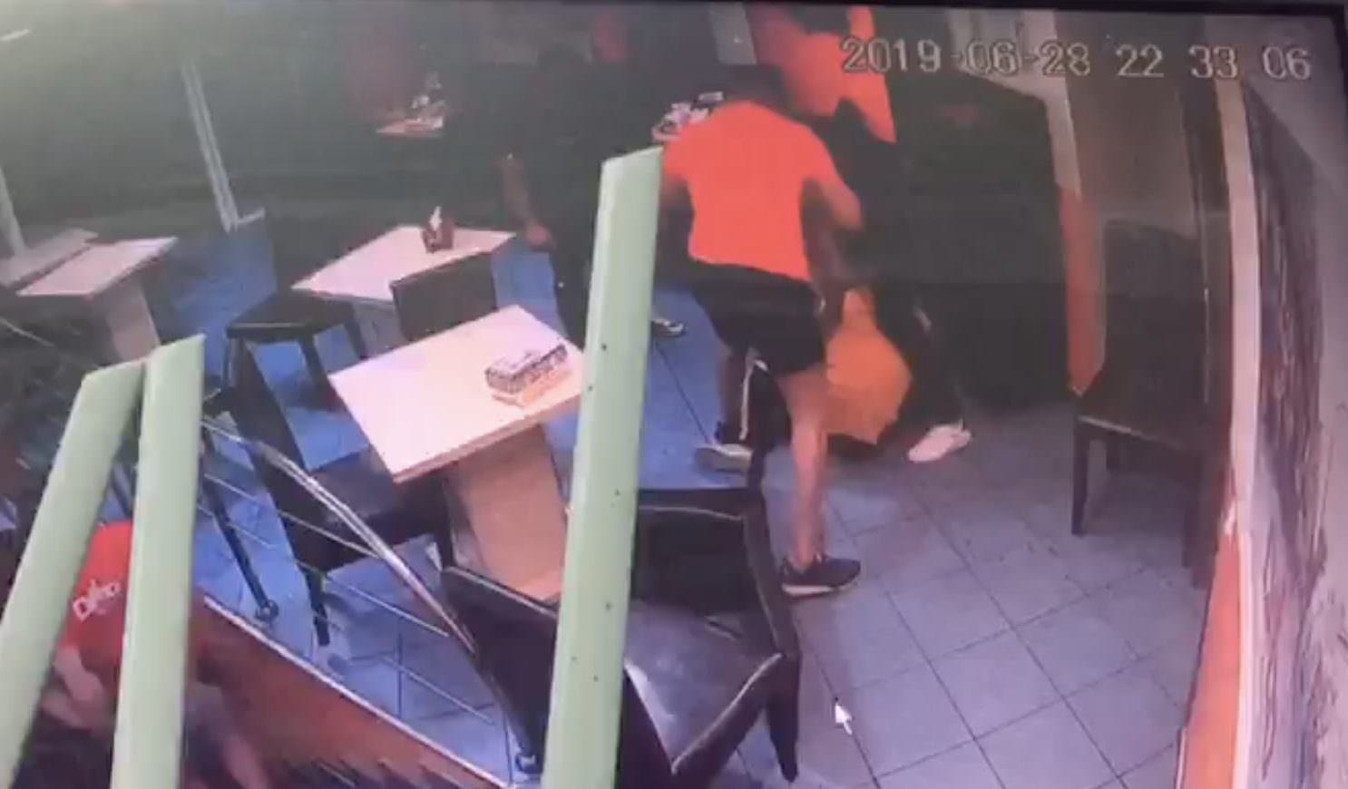 video - scandalul de la fast food în sibiu - bărbat snopit în bătaie de alte trei persoane (imagini dure)