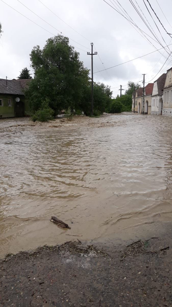update foto video străzi inundate la apoldu de sus. o gospodărie plină cu apă