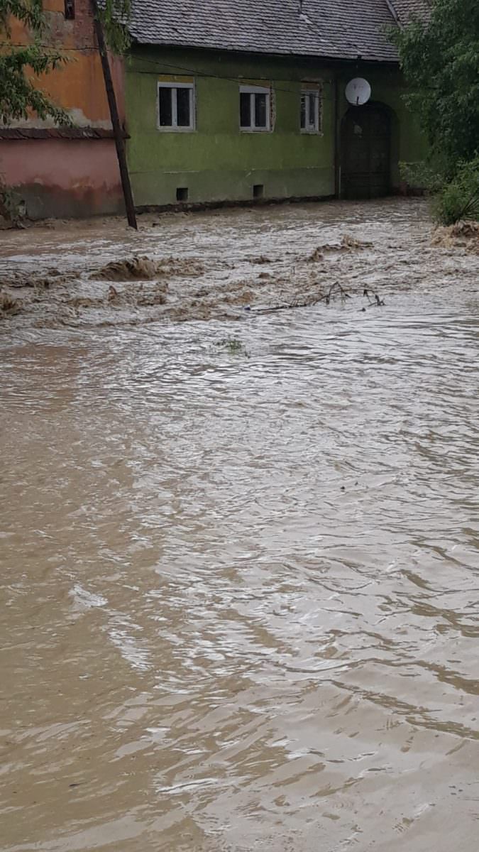 update foto video străzi inundate la apoldu de sus. o gospodărie plină cu apă
