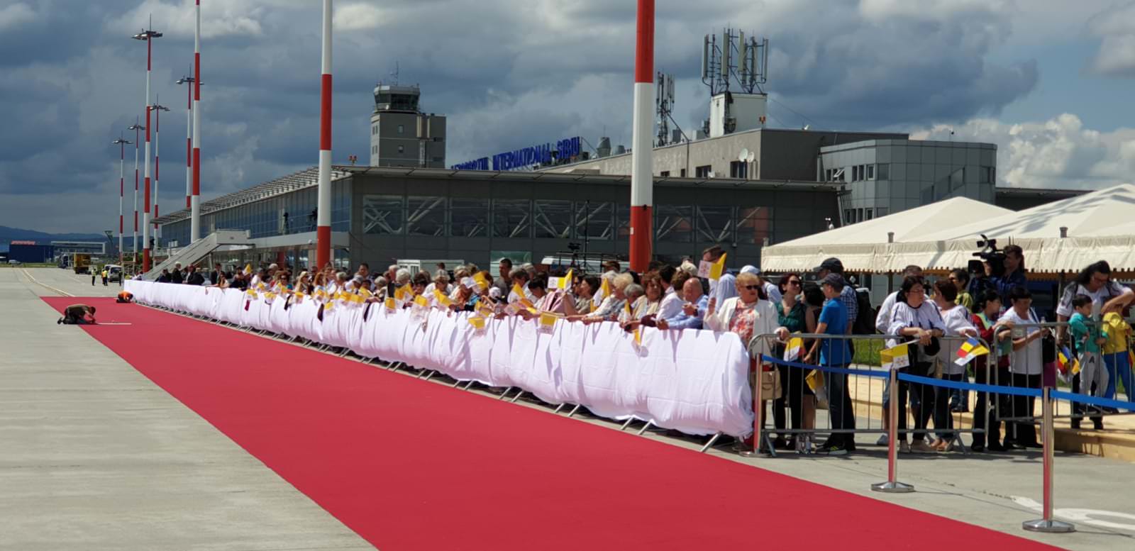 video foto - peste 2.000 de oameni îl așteaptă pe papa francisc pe pista aeroportului din sibiu