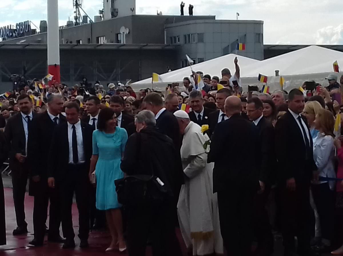 video foto - doi ani de la vizita papei francisc - imagini istorice de pe aeroportul din sibiu