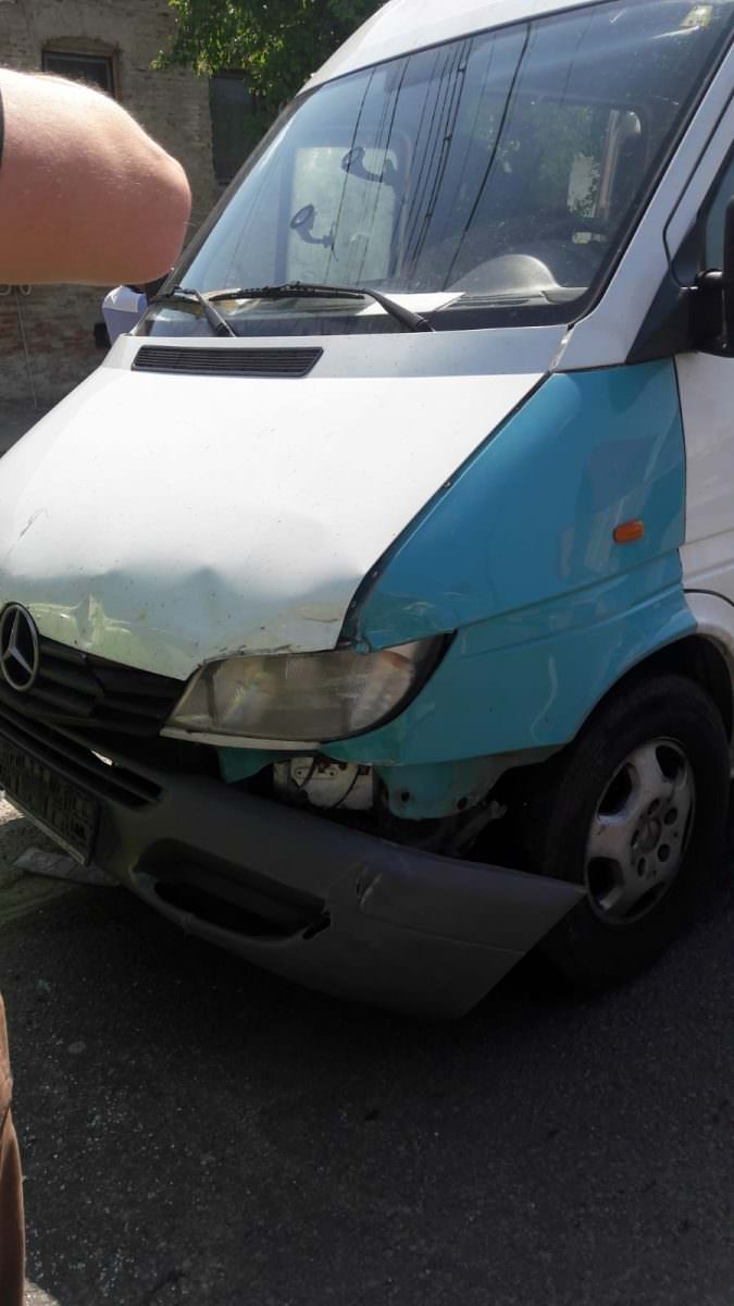 foto accident la şaroş pe târnave - un microbuz a lovit o mașină