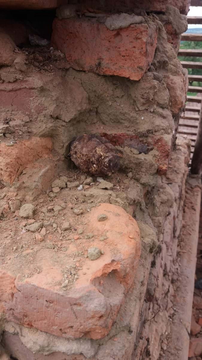 foto grenadă găsită într-o casă în porumbacu de jos