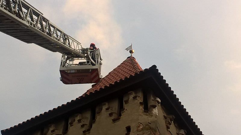 foto se prăvălește turnul olarilor de pe cetății. pompierii au luat măsuri