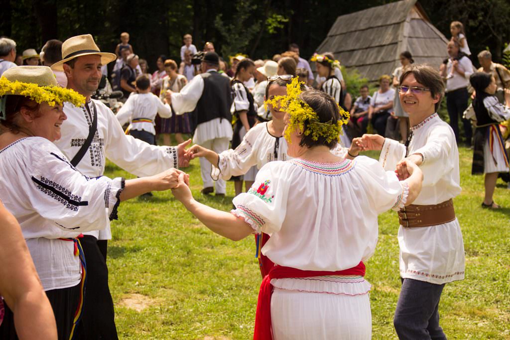 foto peste zece mii de vizitatori au trecut pragul muzeului astra din sibiu în weekend