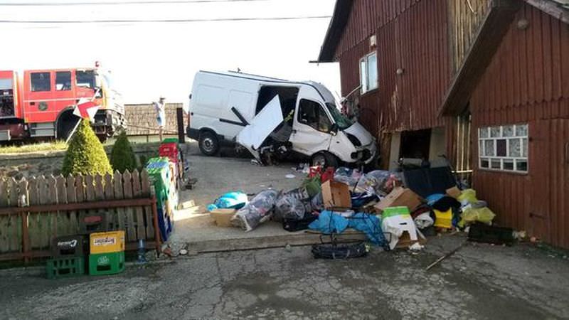 video foto sibian mort într-un accident grav la suceava – a intrat cu microbuzul într-o casă