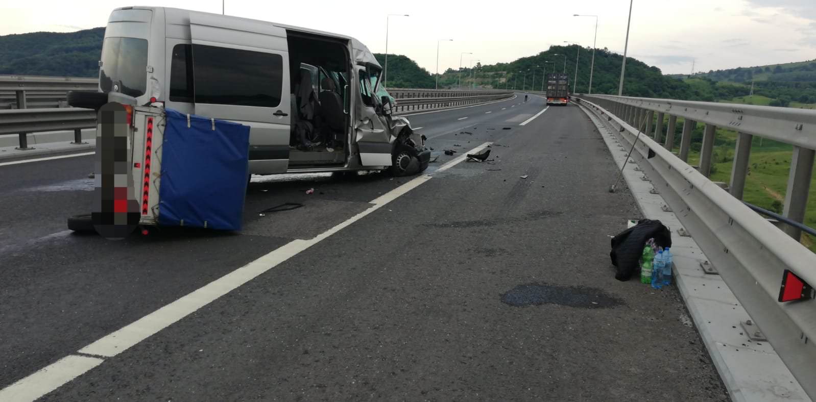 UPDATE FOTO Accident pe autostrada Sibiu - Sebeș. Un microbuz a lovit un TIR