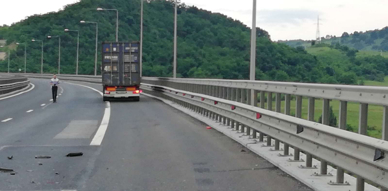 UPDATE FOTO Accident pe autostrada Sibiu - Sebeș. Un microbuz a lovit un TIR