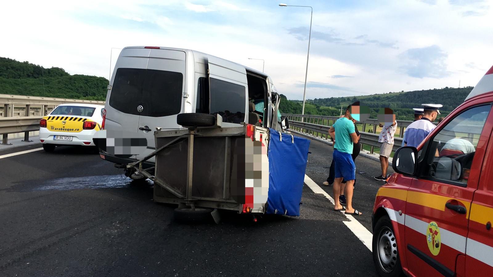 UPDATE FOTO Accident pe autostrada Sibiu - Sebeș. Un microbuz a lovit un TIR